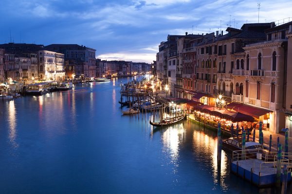 view-from-rialto-bridge-of-venice-by-night-2CQUKFR.jpg view-from-rialto-bridge-of-venice-by-night-2CQUKFR.jpg